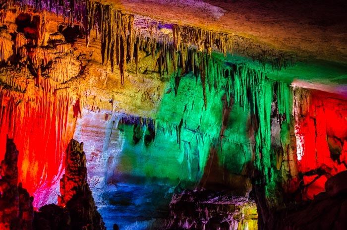 Pestrobarevná jeskyně Sataplia Kaňon Martvili Martvili je krásný přírodní kaňon, který nabízí možnost raftování, půjčení člunu, či koupání za hezkého počasí.