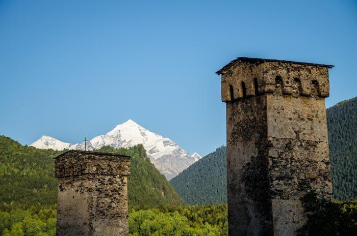 treky. Rozhodně doporučuji do Mestie letět letadlem, letenky z Kutaisi i Tbilisi jsou extrémně levné a ušetříte si náročnou celodenní cestu marshrutkou.
