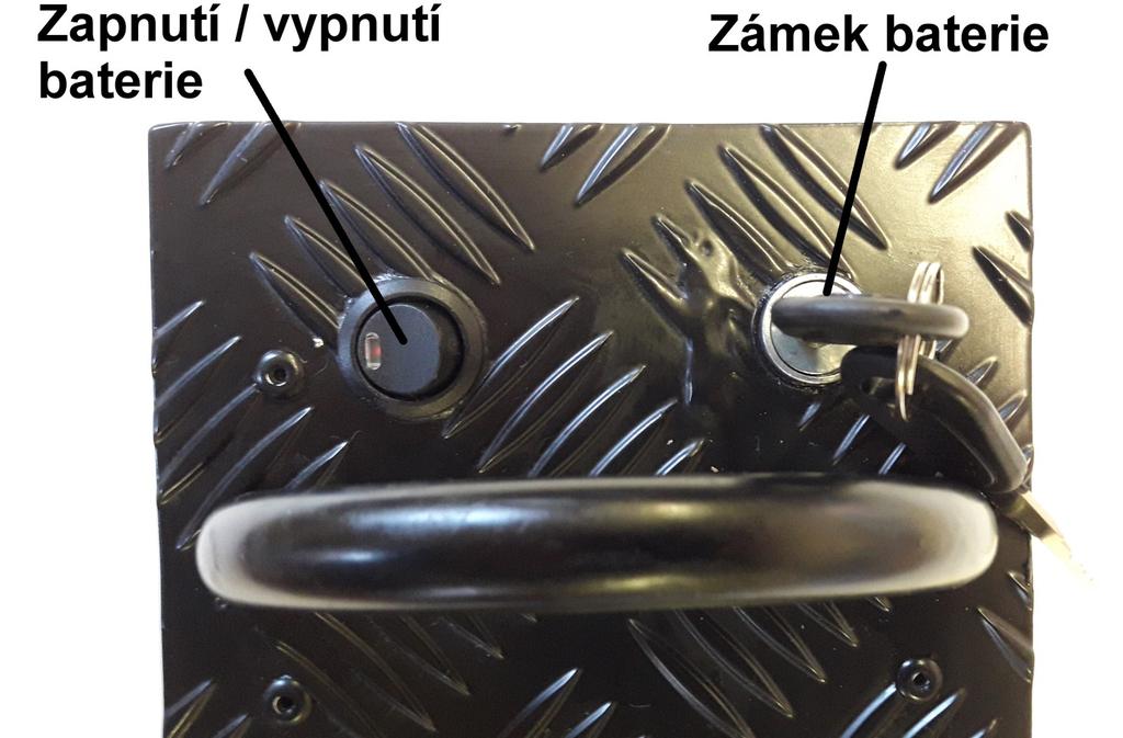 0V. 2. Síťový přívod musí vyhovovat technickým údajům pro přístroj. 3. Jakmile je nabíječka připojená k napájení a do baterie, rozsvítí se červená LED dioda, která signalizuje proces nabíjení.