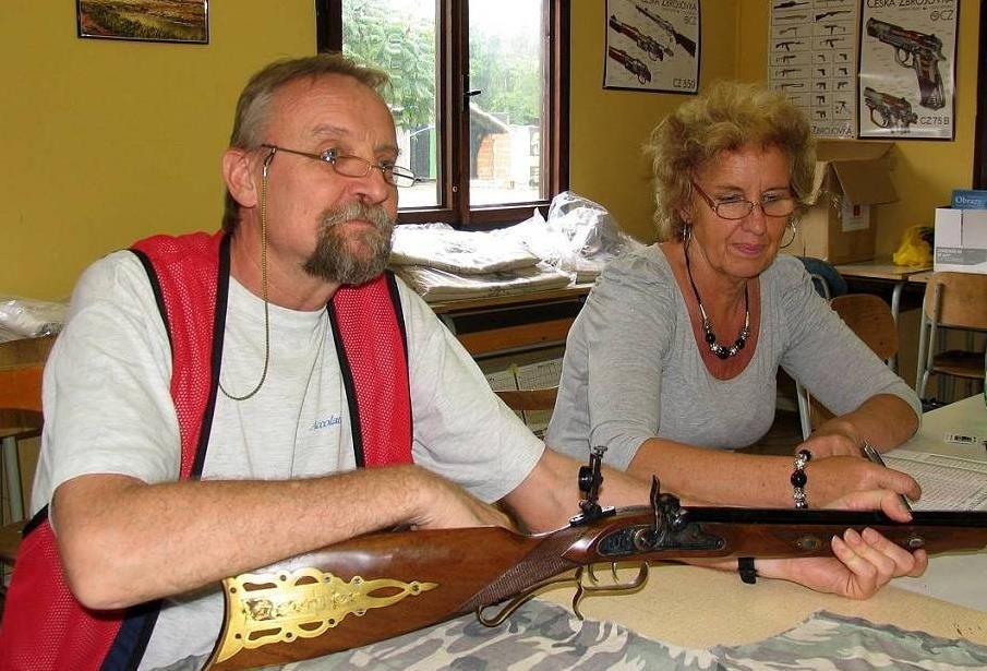Přejímka zbraní byla i tentokrát pro některé střelce postrachem Některé kufříky na zbraně