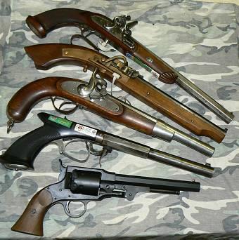 Jeden ze střelců měl repliku Coltu Army 1860 a jeden předložil Colt 1851 Sherif s