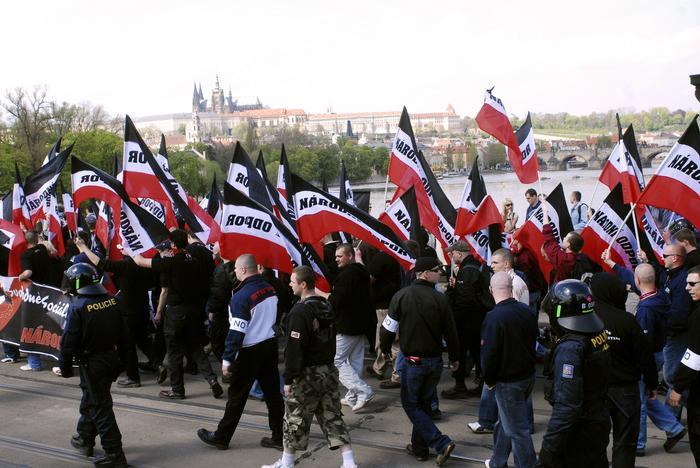 Demonstrace NO 1. května 2006 v Praze.