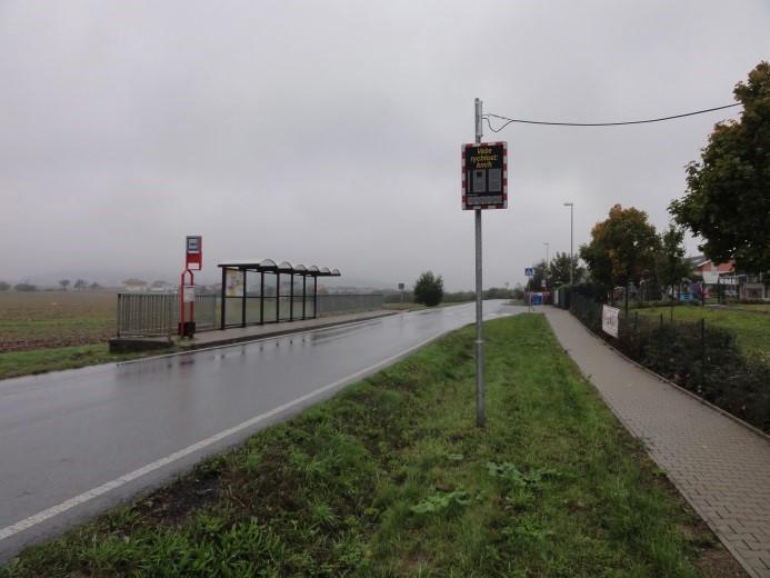 Obrázek 10 nevýrazný přechod u zastávky Bašť, Měšická Pokud by liniové zklidnění nebylo v okolí autobusové zastávky Bašť a obecního