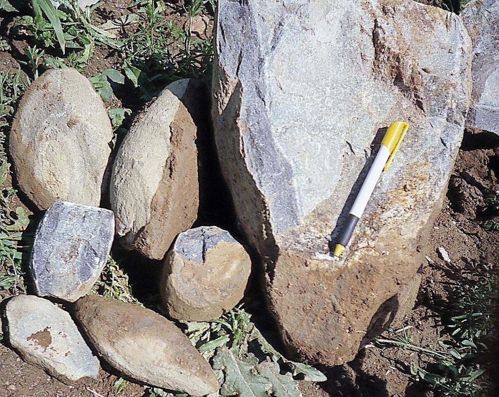Erlan (vápenatosilikátová hornina) šedozelená až hnědošedá, celistvá nebo jemně zrnitá