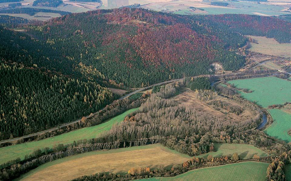 PlzeÀsko a Karlovarsko GEOLOGIE Chránûné území se nachází na vrcholech a svazích dvou v razn ch vrchû (âepiãná 670,6 m 