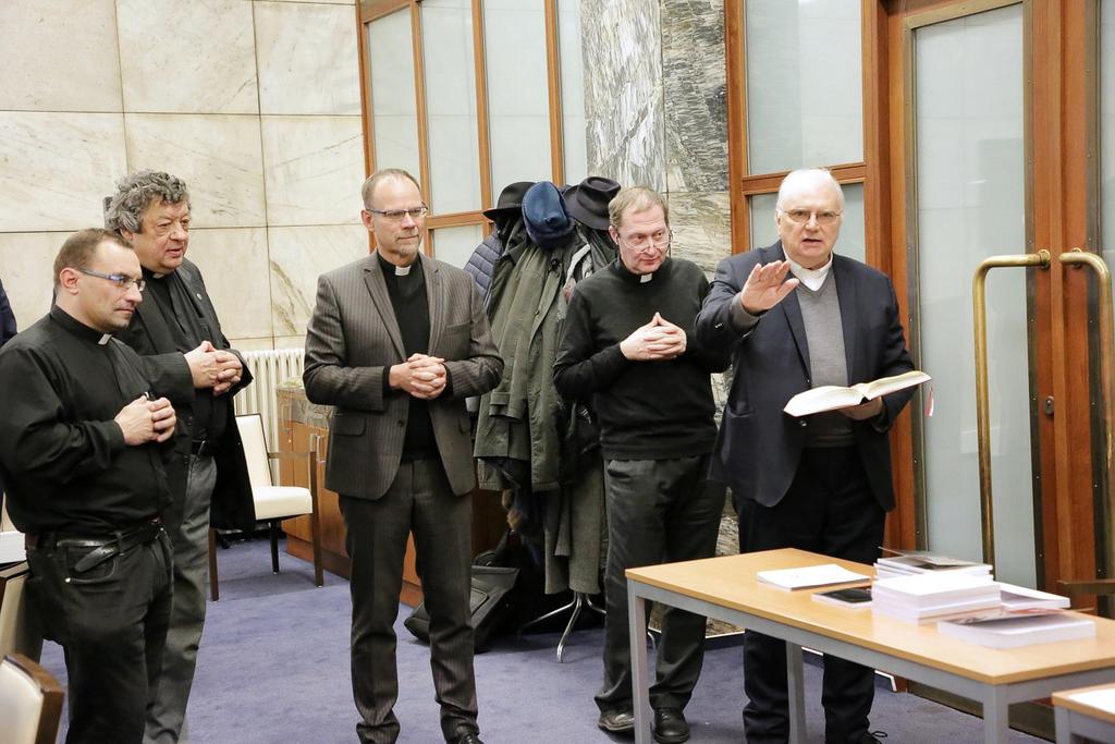 Po prvním hudebním intermezzu v podání Duo semplice vystoupil doc. Stanislav Přibyl, který postupně představil dvě knihy, které právě, téměř najednou, vyšly.