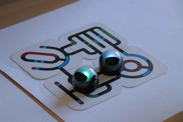 ozoboti mezi námi Věděli jste, že naše škola využívá miniroboty OZOBOT?