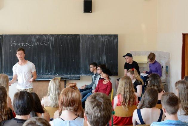 Vyučující dramatické výchovy P. Zsaková spolu s žáky navštěvujícími nepovinný předmět dramatická výchova nastudovali hru Die Welle Vlna.