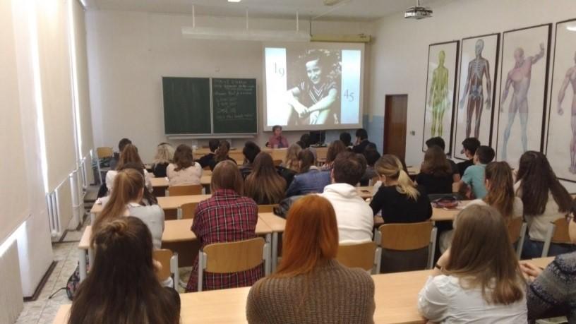 Studenti španělštiny z G7 v závěru projektového týdne cizích jazyků přinesli do soutěže devět tortill.