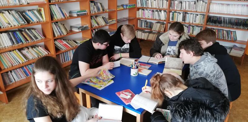 Návštěva místní knihovny v Brankovicích Žáci VIII. A a 9. třídy poslední týden v únoru navštívili místní knihovnu. Cílem bylo ukázat žákům možnosti a využití knihovny.