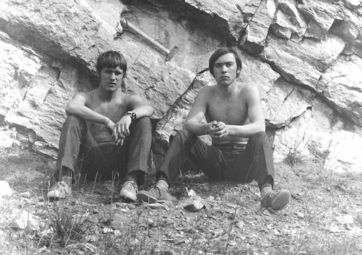 S kamarádem A. Indráčkem (sedí vlevo) na první jarní den r. 1974 v Nové Vsi u Třebíče. Z tehdejšího přijetí na univerzitu jsem měl nesmírnou radost, dlouho ničím nepře - konanou.