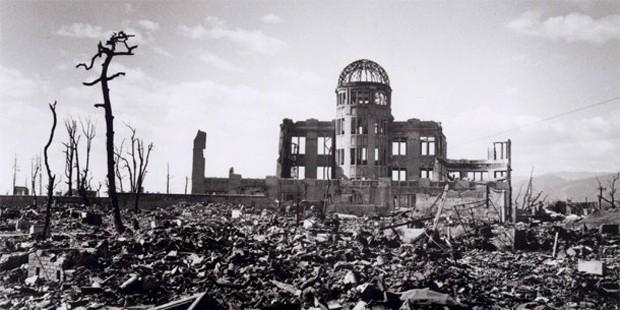 Hirošima a Nagasaki Dvě japonská města srovnaná se zemí atomovými