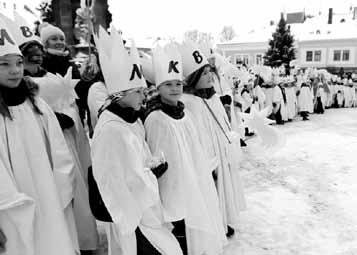 org únor 2019, ročník 17 (93) 2 Veřejná sbírka na pomoc rodině Tři koně a na nich cválají tři králové. Cestu jim ukazuje anděl nesoucí velkou zlatou kometu.