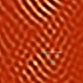 566 nm 587 nm Obrázek 7.5: Obrázek rozložení intenzity v blízkém poli po provedení filtrace s označenou vlnou délkou plazmonu pro vrstvu Au (587 nm) a multivrstu Au/Co/Au (566 nm).