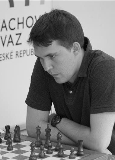 12 černý pokračoval stejně jako v partii 32 Df4 33.Dxe6+ Kh7 34.Vg1 Vf1, má k dispozici tah 35.Db6. A jestli by se chtěl černý v této pozici pokoušet o výhru, musel by najít 35 Df2. 32 Df4 33.Vg1 Vxb2 34.