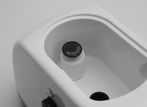 PLNĚNÍ ZÁSOBNÍKU NA LÉČEBNÝ ROZTOK Odstraňte horní kryt nebulizační komory otáčením proti směru hodinových ručiček do polohy