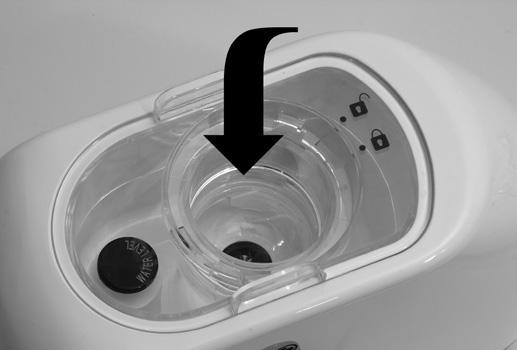 Upozornění: Nenalévejte do zásobníku více než 12 ml léčebného roztoku (maximální kapacita).