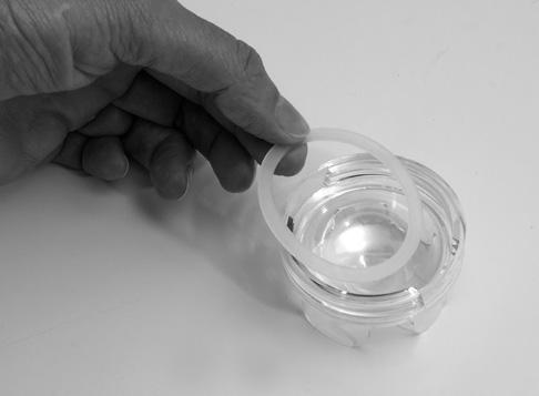 Po skončení inhalace přístroj vypněte vrácením vypínače do polohy OFF, přístroj vypojte z elektrické sítě, odstraňte zbývající léčebný roztok ze zásobníku a vyprázdněte zásobník na vodu.