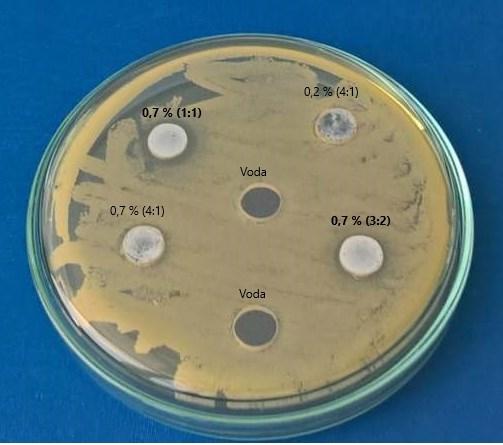 3:2, 4:1 a emulzí s 0,2 % stabilizátoru s poměrem ccnc:zno 1:1 a 3:2 na růst Staphylococcus
