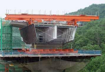 Most s motýlkovými stěnami nosníků V Japonsku se staví nový typ mostů nazývaný Butterfly Web Bridge.