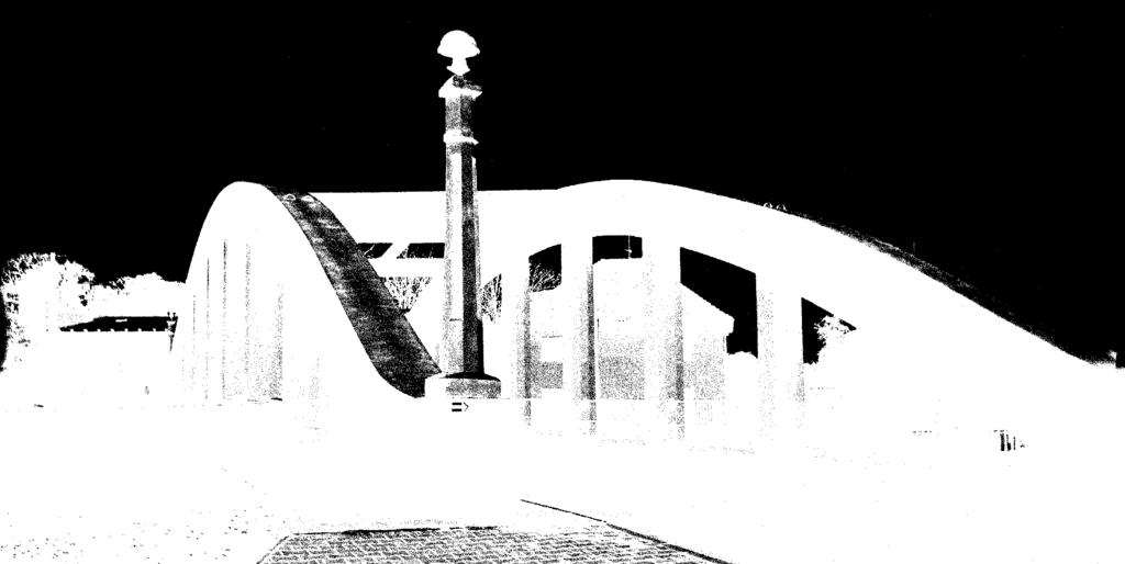 18 19 gií nosníku s vnějším předpětím nad další řadou visutých kabelů.