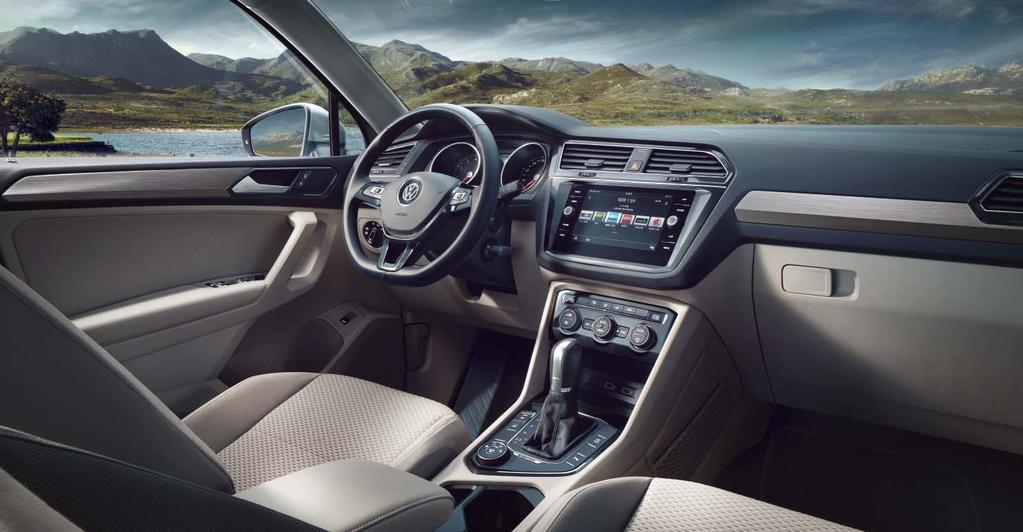 02 02 Pomocí multifunkčního volantu v kůži můžete ovládat infotainment systém, multifunkční ukazatel a na přání také Váš mobilní telefon,