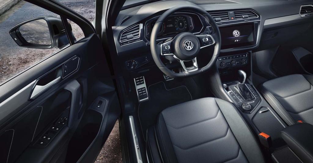 04 04 Tiguan Allspace s paketem R-Line dokazuje svůj charakter i ve svém interiéru např.