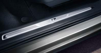 SO 05 Logo R-Line na mřížce chladiče představuje další sportovní akcent a podtrhuje charakteristický design vozu Tiguan Allspace.