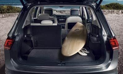 Pouhý stisk tlačítka pak zajistí automatické zavření dveří zavazadlového prostoru vozu Tiguan Allspace pomocí elektrického ovládání buď okamžitě, nebo se zpožděním, jakmile se osoba s klíčem vzdálí