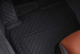 SO 26 28 29 Vysoce kvalitní textilní koberce Premium s nápisem Tiguan a ozdobným bílým lemem jsou vyrobené z odolného hustě tkaného veluru s oděruvzdorným