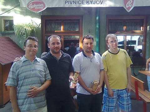 Následovala trojice Laďa (staral se hlavně o to, aby nikdo nestrádal), Arnošt (pouhých 5 kol) a nejlepší nováček Celník všichni s 2,5 b. Jako 14.