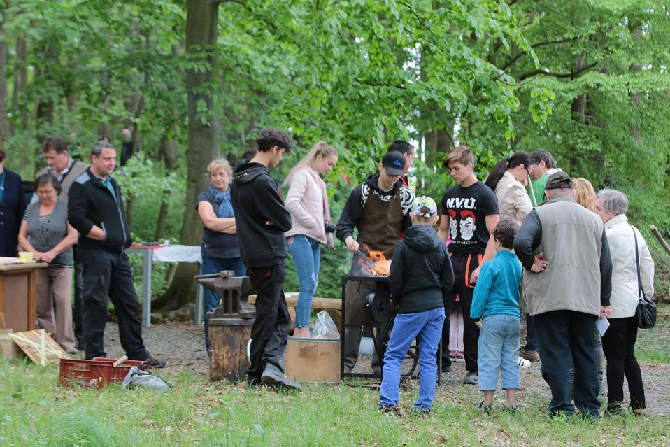 Základní školy Oselce v čele s ředitelem školy panem Ing. Václavem Bumbičkou a dnes již bývalý student uvedené školy Lukáš Marek, který se podílel na výrobě většiny soch, které jsou v ZOO umístěné.