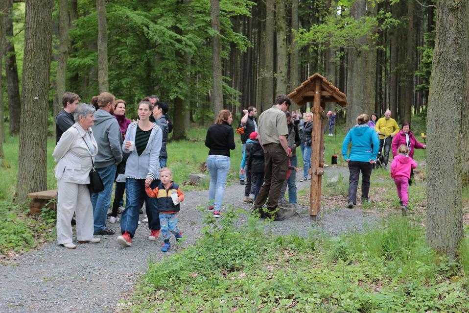 Pomocnou ruku v průběhu přípravy projektu podala i Pila Ždírec, zastoupená panem Františkem Bočanem ml., který nám poskytl na pile místo pro uložení dřeva na sochy a místo, kde sochy vznikaly.