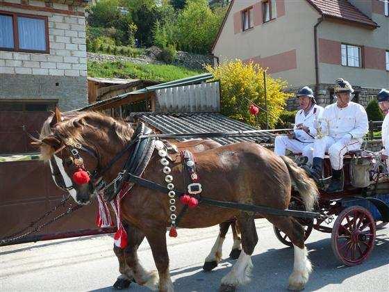 května, kdy bylo nutno po velkém větru zprůjezdnit komunikaci v točně ve směru na Blansko. Zásah byl tentokrát o to komplikovanější, že kromě padlého stromu tam byl také jeden tzv. věšák.