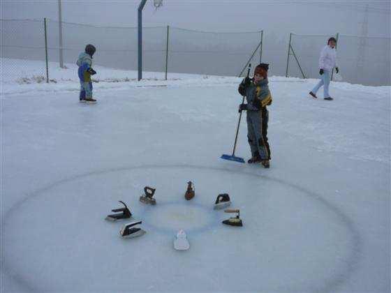 Curling 2009 - Adam Křivan Curling 2009 - zametači Jarek & Martin Co se týká zlepšení vybavení auta, výstroje a výzbroje během roku 2009: obdrželi jsme 6 ks zásahových obleků + boty v rámci akce