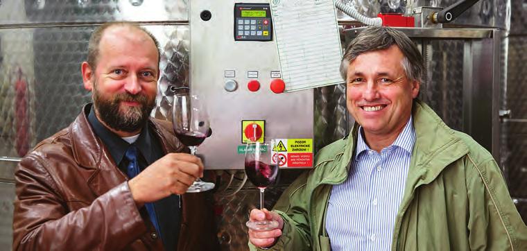 61 Děkan Matfyzu prof. Jan Kratochvíl (vlevo) kontroluje proces kryomacerace fakultního vína πnot noir ~ 3,14 hovězí maso napíchané na vavřínových proutcích.