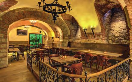 Jedna část se nachází v přízemí hotelu, je bezbariérová, a je koncipována v moderním stylu. Druhá restaurace se nachází v podzemní části a jedná se o klasickou kamennou pivnici.