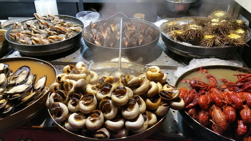 J jako JÍDLO (aneb hadi, štíři, netopýři) Po prvním večeru v Pekingu poslala Sofie domů pár fotek z pekingského nočního trhu, co všechno se dá v Číně jíst a obratem dostala mail od své maminky, ze