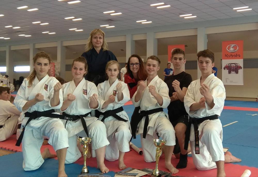 Reportáže MEZINÁRODNÍ TURNAJ V TRADIČNÍM KARATE PRO TÝMY, STARA WIES, POLSKO V pátek 4. května vyjela osmičlenná výprava z České republiky na mezinárodní turnaj do polské Stare Wsi.