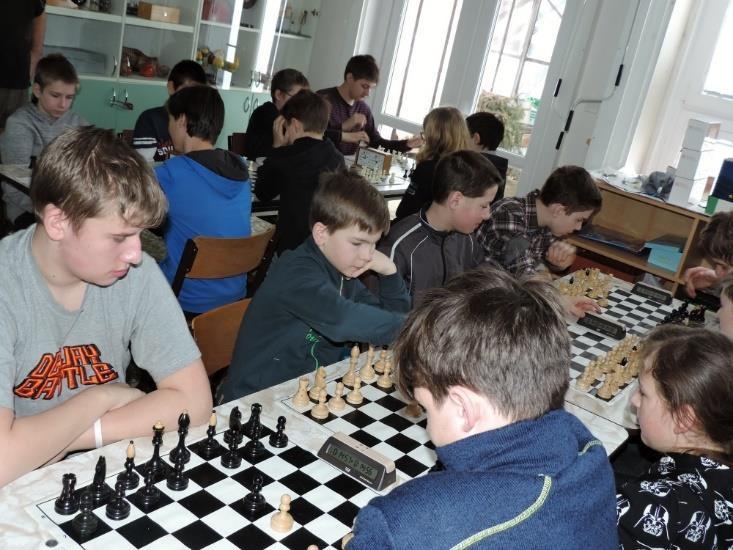 Školní zpravodaj č. 13 strana 2 KRAJSKÝ PŘEBOR ŠKOL V ŠACHU Druhým místem v okresním přeboru škol si naši šachisté vybojovali účast v krajském přeboru škol v šachu, který se konal v Jihlavě 7. března.
