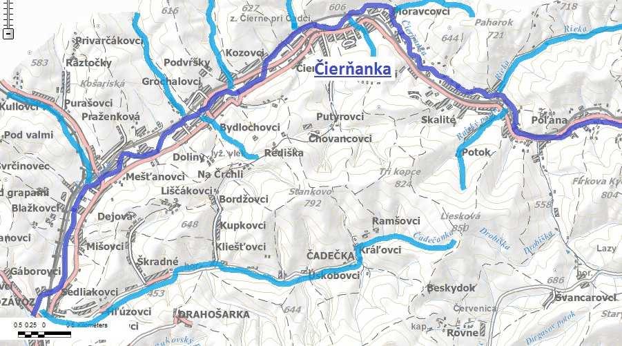 Od prameňa tečie západným smerom, kde prechádza územím obce Skalité, cez jej časti Serafínov a Kudlov, následne priberá ľavostrannú Vreščovku, esovito sa stáča a sprava priberá Rieku.