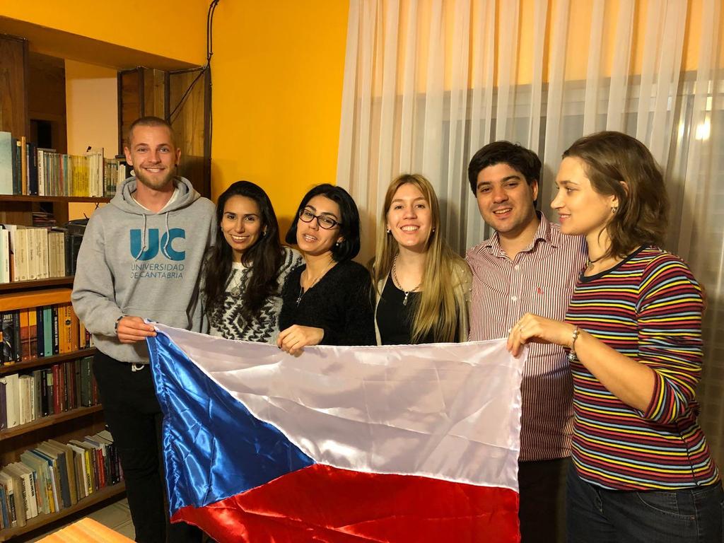 Spolupráce s dalšími institucemi Probíhá aktivní spolupráce se zastupitelským úřadem, kde již jako každý rok proběhlo předávání diplomů.