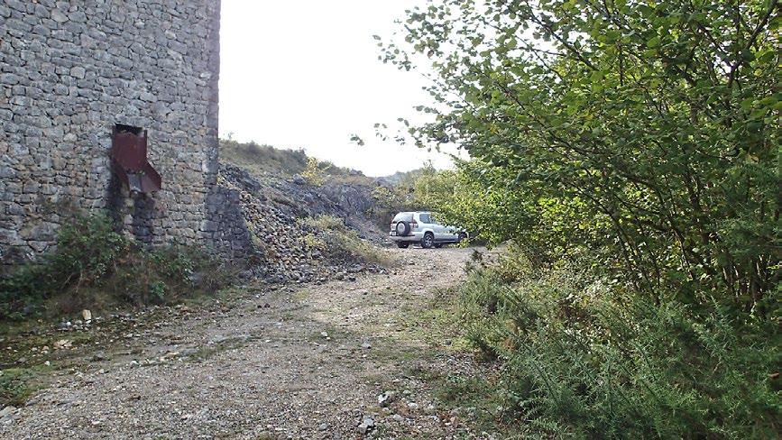 2 Pozůstatky těžní věže dolu Mina Delfina, stav v říjnu 2015. Foto L. Vrtiška.