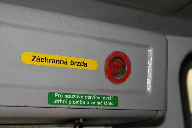 Obr. 4 Umístění a označení spínače záchranné brzdy na krytu dveřního mechanismu prvních dveří řízeného DV TVL linky č. 17, kurz 102. Dne 22. 04.