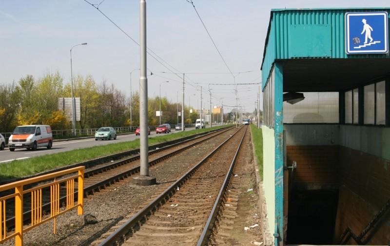 SUMMARY Grade: accident Date and time: 21st April 2011, 12:24:49 h (10:24:49 GMT) Occurrence type: accident to person caused by rolling stock in motion Description: A person was locked into the doors