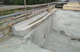 Kameny jsou opatřeny spřahujícími nerezovými trny a následně jsou zabetonovány do nové betonové konstrukce žlabu mostovky.