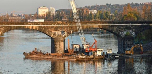 Rekonstrukce Negrelliho viaduktu Postup prací při přestavbě byl takový, že nejprve došlo k podskružení kleneb ocelovou konstrukcí, následně bylo provedeno odtěžení zásypů kleneb (různé druhy kamenů