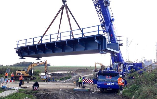 Mostní konstrukce pro extrémně stlačenou stavební výšku Obr. 5 Montáž ocelové konstrukce (zdroj: Ing.