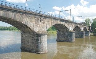 Rekonstrukce Negrelliho viaduktu stav po dvou letech trvání stavby Z pískovcového zdiva (nebo žulového zdiva, v případě plochých kleneb přes obě ramena Vltavy) bylo tehdy zbudováno 87 kleneb.