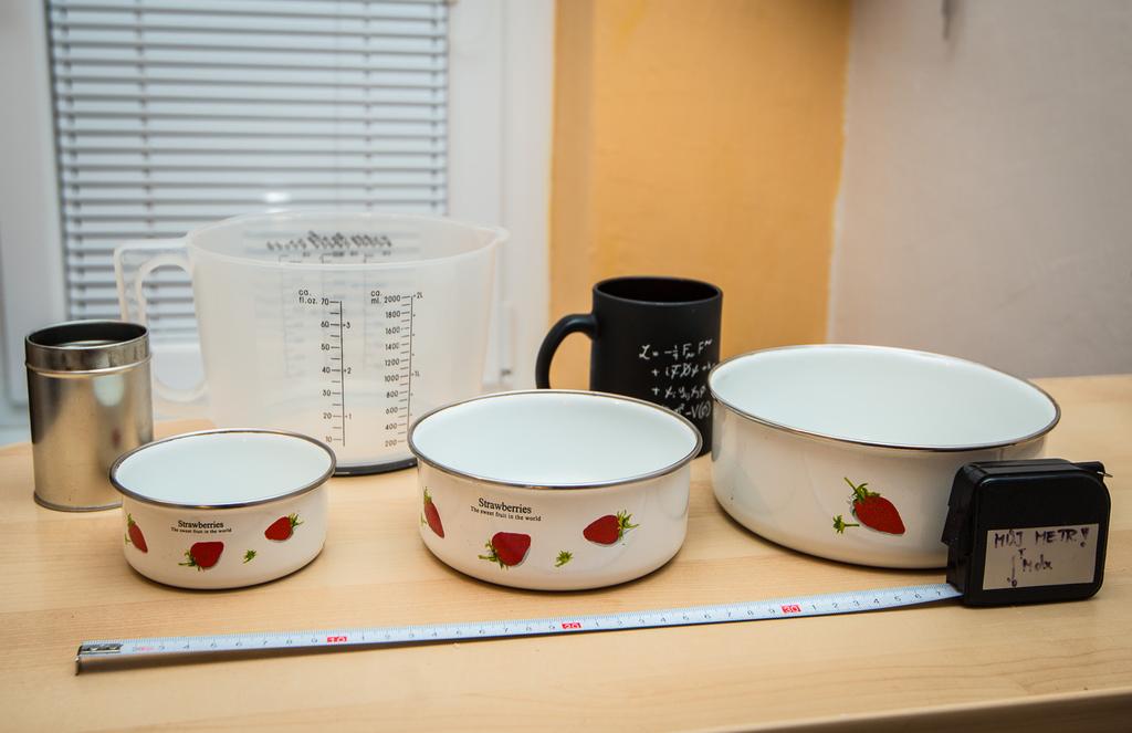 Čaj - π Do každé nádoby nalijeme vodu do výšky 4 cm a následně změříme
